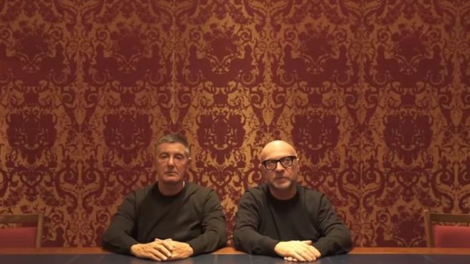 Скриншот видео, на котором основатели Dolce и Gabbana приносят свои извинения за кампанию