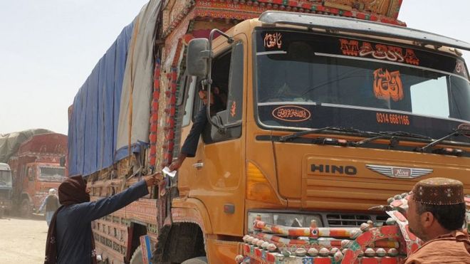Camiones de mercancías se preparan para dirigirse hacia el paso fronterizo afgano en Chaman.