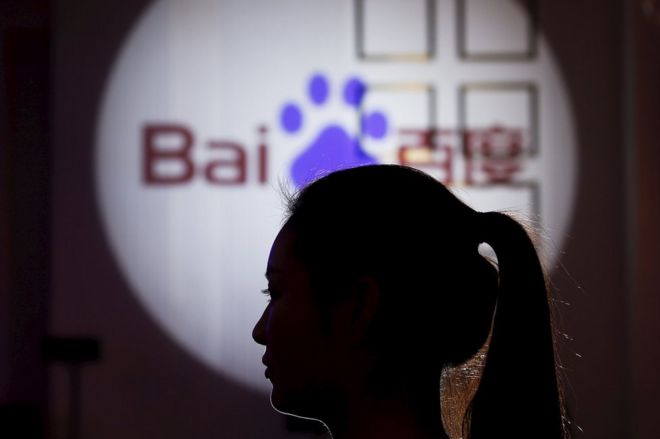 Женщина появляется на фоне логотипа Baidu на презентации нового продукта Baidu в Шанхае, Китай, 26 ноября 2015 года.