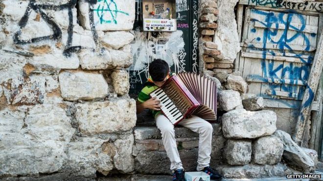 Уличный музыкант в Афинах