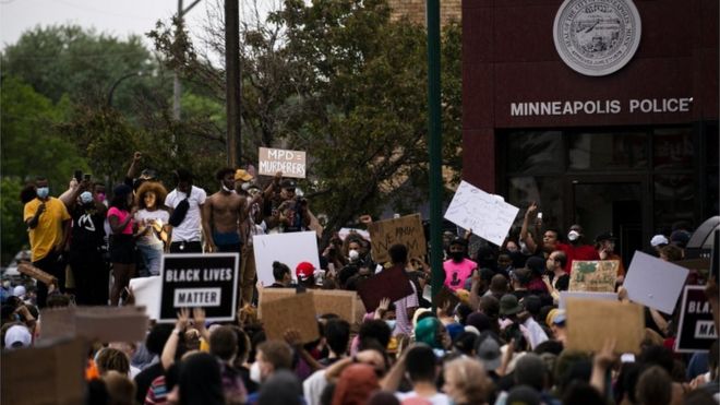 Manifestantes realizaram protesto na porta de delegacia de distrito em Minneapolis em que ocorreu morte de George Floyd