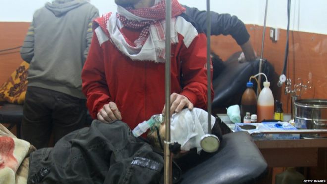 Люди лечились в полевом госпитале после предполагаемой атаки ядовитого газа проправительственными войсками в удерживаемом повстанцами городе Дарая 13 января 2014