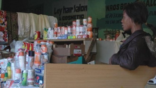 Baadhi ya mafuta zenye kemikali ya hydroquinone inayobadili ngozi ya mtu kuwa mweupe zikiwa dukani. Bidhaa hizi zimekuwa maarufu sana Afrika Mashariki