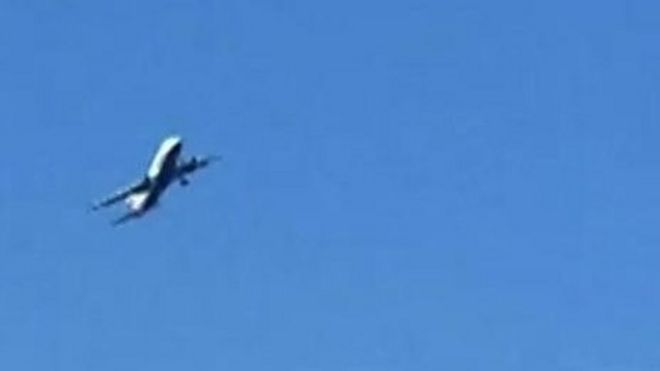 Aeronave em ângulo lateral de 45 graus durante tentativa de aterrissagem