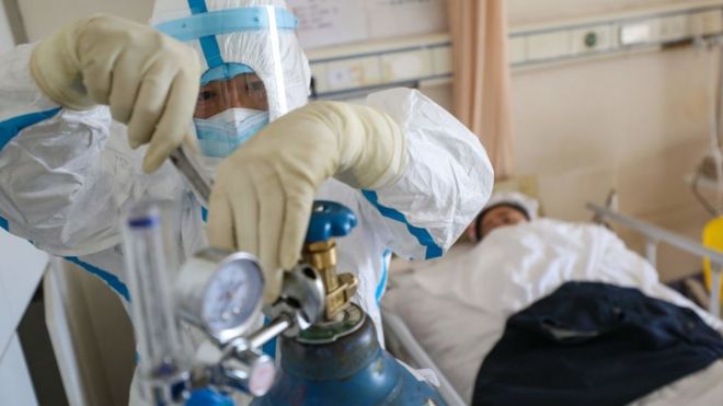 Paciente con covid-19 en un hospital de Wuhan, China