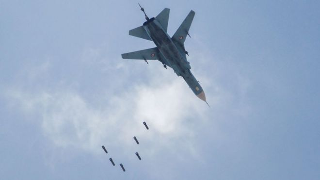 Avión de combate MiG, de la fuerza aérea de Siria, lanzando bombas sobre Guta Oriental, febrero de 2018
