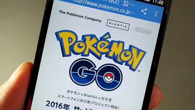 Un teléfono con Pokémon Go en japonés