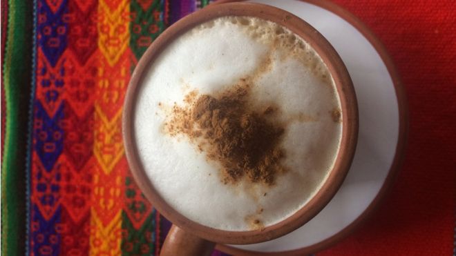 Café sobre un tapiz peruano.