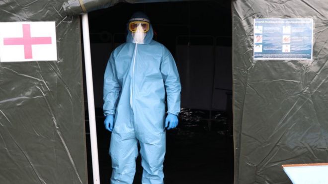 Врач в защитном костюме на въезде в Тбилиси