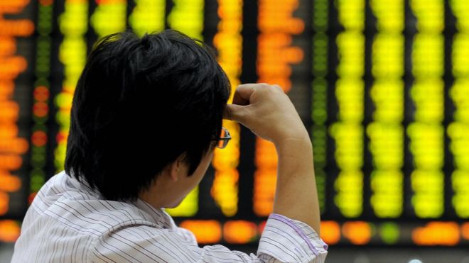Мужчина смотрит на правление фондового рынка в Южной Корее