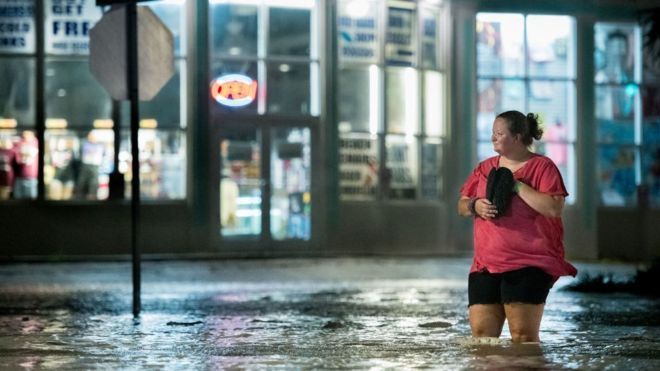 موجة فيضانات اجتاحت ولاية كارولينا الشمالية مع تحذيرات للمواطنين بعدم الخروج من المنزل