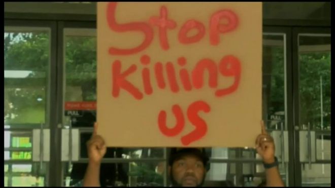 米南部で警察に取り押さえられた黒人男性が射殺され、警官が発砲する様子を撮影したとされる動画がインターネットで公開され、人種差別ではないかとの批判が全米に広がっている。