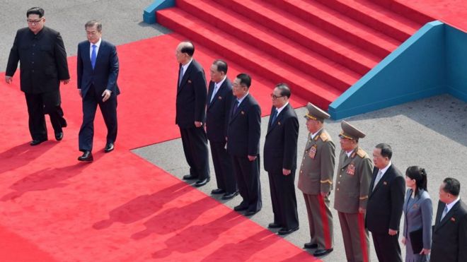 Ким Чен Ын и Мун Чже-ин идут по красной ковровой дорожке в преддверии исторических переговоров