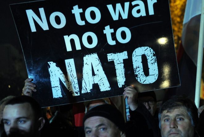 Черногорцы проводят 12 декабря 2015 года в Подгорице акцию протеста против членства в НАТО. Самолет НАТО бомбил Черногорию в 1999 году во время войны в Косово