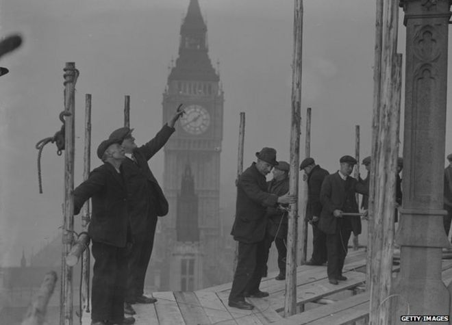 Реставраторы восстанавливают Центральную башню палаты общин, 1929 г.