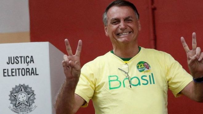 Bolsonaro depositando su voto el 30 de octubre.