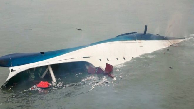 На этой фотографии, представленной Береговой охраной Кореи и выпущенной Yonhap, 16 апреля 2014 года видно, что Sewol затонуло у острова Джиндо, Южная Корея.