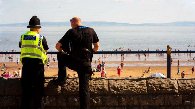 полицейские с видом на пляж