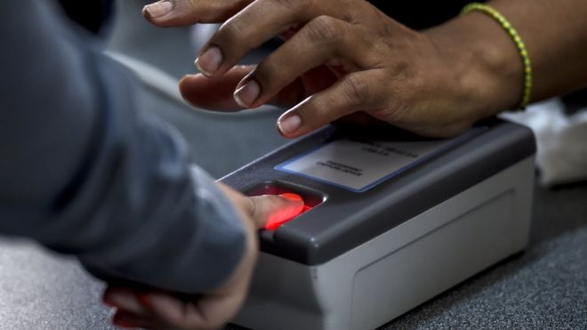 Сканер отпечатков пальцев в Каракасе 24 июня 2016 года