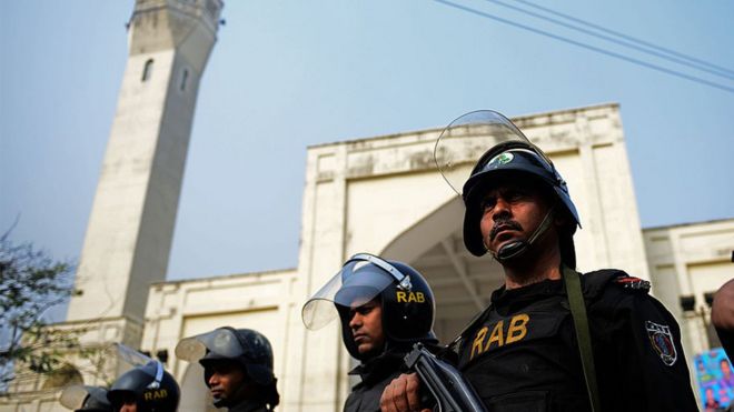 ২০১৩ সালে আহমদীয়া মুসলিম-বিরোধী এক সমাবেশে নিরাপত্তা বাহিনী র্যাবের উপস্থিতি।