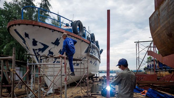 Hình minh họa: Thợ hàn làm việc trên một tàu vỏ thép gần cảng Thuận Phước, Đà Nẵng