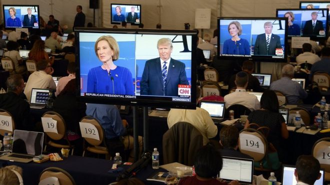 СМИ наблюдают за обменом между кандидатами в президенты США от Дональда Трампа и Карли Фиориной во время вторых дебатов кандидатов в президенты от республиканцев США в Президентской библиотеке Рональда Рейгана в Сими-Вэлли, Калифорния, США, 16 сентября 2015 года.