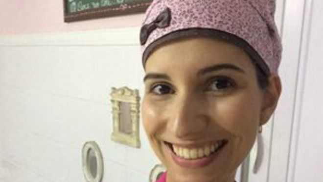 Jornalista de formação, Beatriz Franco publicou post no Facebook sobre como enfrentou próprio preconceito ao aceitar emprego como garçonete de uma loja de doces; post viralizou.
