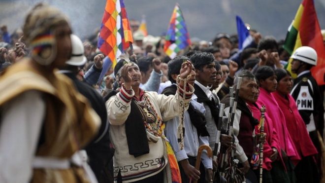 Коренные жители Боливии посещают ритуал аймара в рамках празднования летнего солнцестояния 21 декабря 2012 года на острове Исла-дель-Соль на озере Титикака