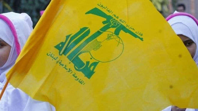 د لبنان پلازمېنه بیروت کې د حزب الله پلویان ددغې ډلې بیرغ لېږدوي
