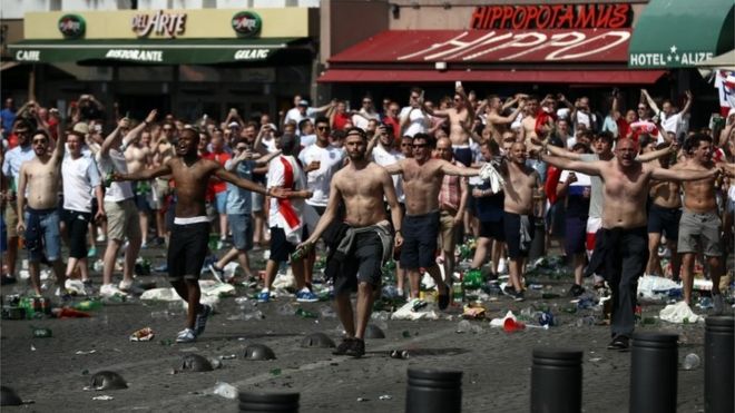 Злые футбольные фанаты собрались в Марселе