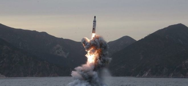 Недоизданное изображение, выпущенное Северной Кореей с намерением показать запуск подводной ракеты