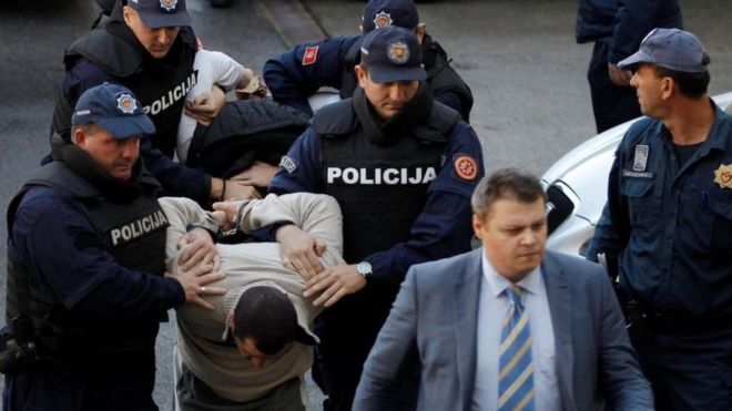 Полицейские с задержанными в Черногории