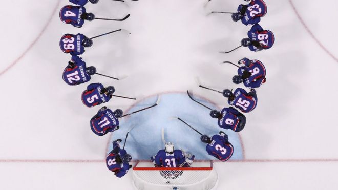 Сборная Кореи готовится к матчу со сборной Швеции на предварительном этапе женского хоккея - игра группы В в третий день зимних Олимпийских игр в Пхенчхане в 2018 году
