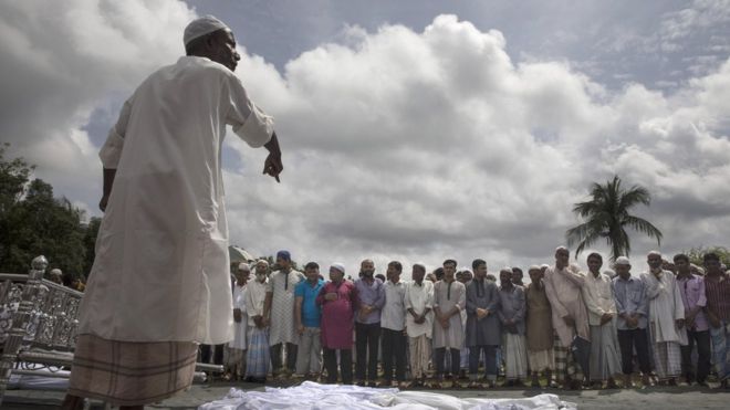 Проводятся молитвы за рохингью, который умер после того, как лодка затонула в бурных морях у побережья Бангладеш, перевозившая более 100 человек 29 сентября в Инани, Бангладеш