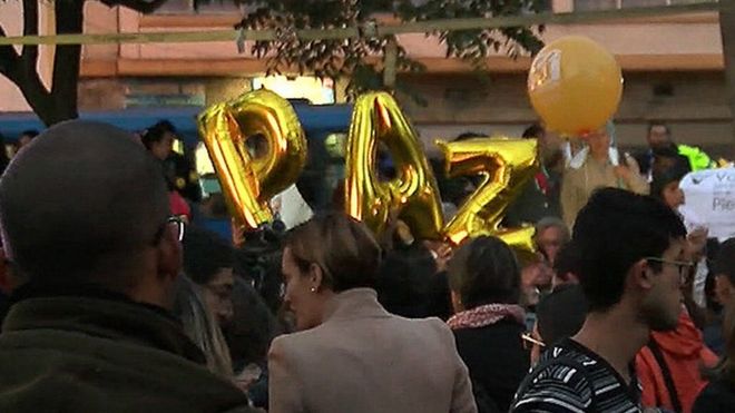 Gente reunida en una plaza de Bogotá para escuchar en anuncio oficial del acuerdo de paz entre el gobierno de Colombia y las FARC