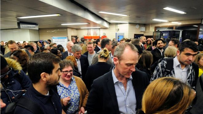 Толпы внутри станции метро «Семь сестер» в Лондоне