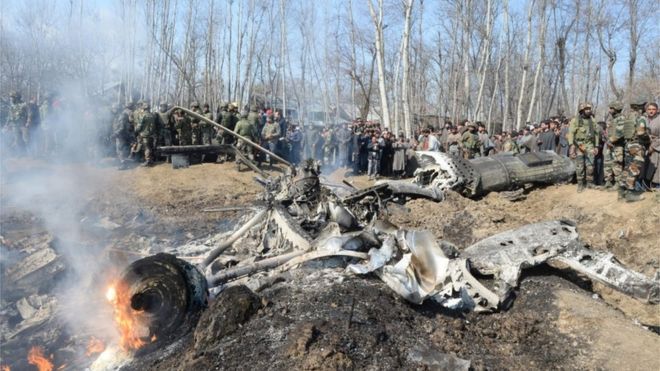 Останки самолета ВВС Индии после его падения в индийском районе Будгам