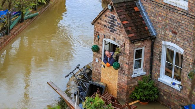 Наводнение в Айронбридже, Шропшир, поскольку жителям прибрежных домов в этом районе было приказано покинуть свои дома и предприятия сразу после того, как временные наводнения затопили водой.