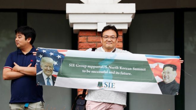 مواطن من كوريا الجنوبية يرفع لافتة دعم للقمة التي جاءت بعد حرب كلامية بين الولايات المتحدة وكوريا الشمالية.