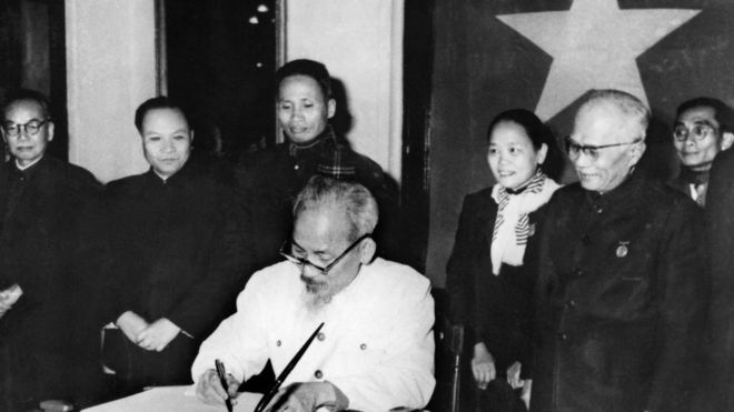 Chủ tịch Hồ Chí Minh ký sắc lệnh công bố Hiến pháp mới của nước Việt Nam Dân chủ Cộng hòa năm 1960