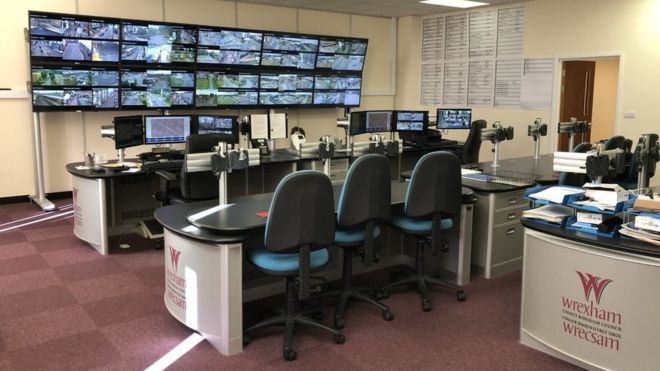 Wrexham CCTV с несколькими экранами
