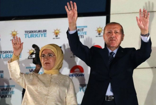 Президент Турции Реджеп Тайип Эрдоган и его жена Эмине Эрдоган приветствуют сторонников, собравшихся в штаб-квартире партии АК в Анкаре, Турция