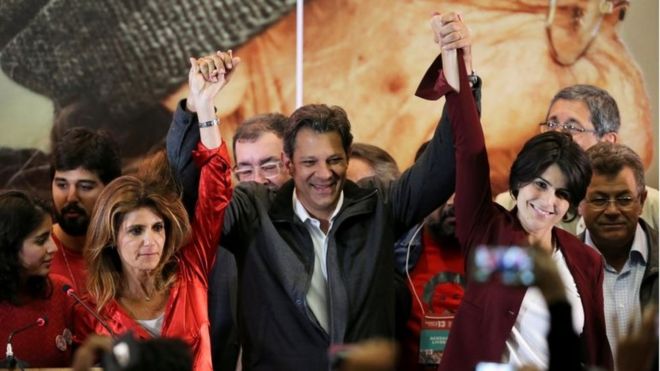 Фернандо Хаддад (справа), кандидат в президенты от левой рабочей партии Бразилии (ПТ), реагирует со своими сторонниками в Сан-Паулу, Бразилия, 7 октября,