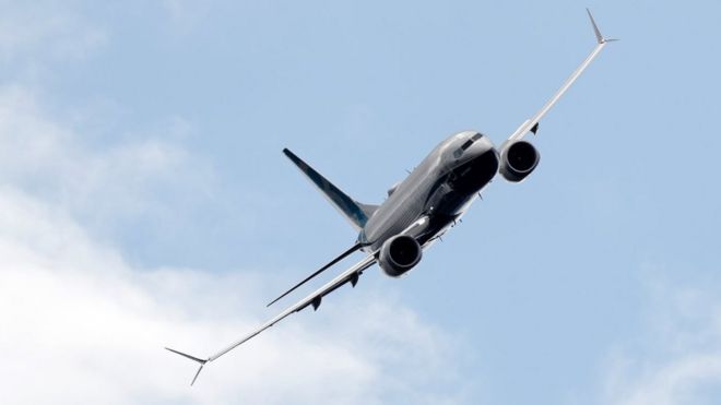 Sebuah Boeing 737 Max yang melakukan unjuk terbang di Farnborough Airshow, London, 2016.