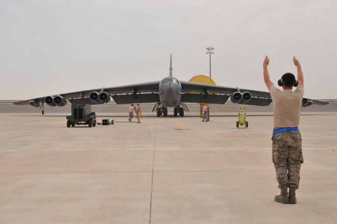 Воздушно-десантный бомбардировщик ВВС США B-52 прибыл на авиабазу Аль-Удейд, Катар, 9 апреля 2016 года