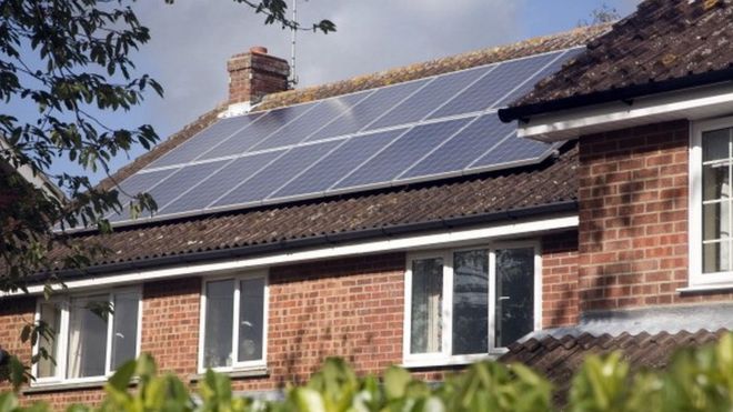 Солнечные батареи на крыше дома в Англии