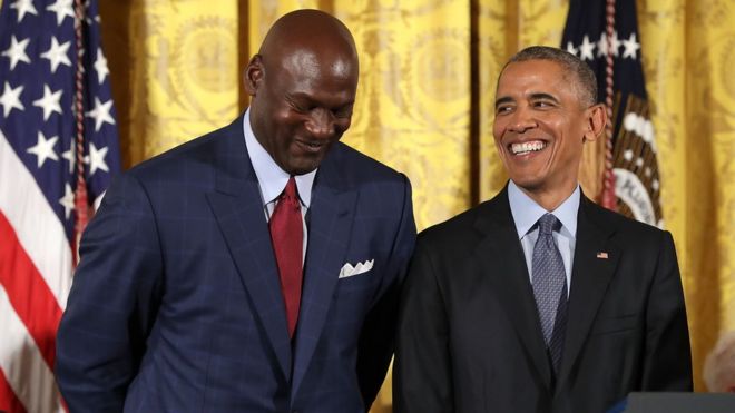 Барак Обама улыбается члену Зала славы Национальной баскетбольной ассоциации и легендарному спортсмену Майклу Джордану