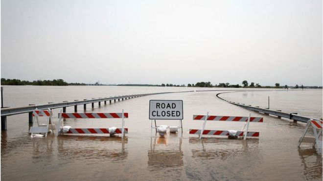 Большие участки дороги через Средний Запад остаются закрытыми из-за наводнения