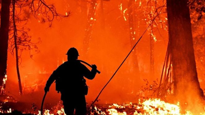 homem em incêndio
