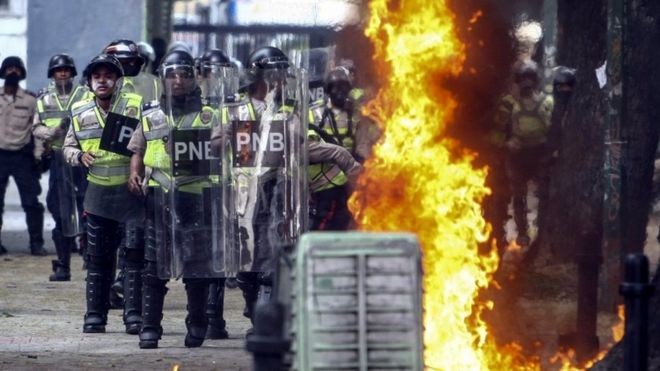 Протестующие столкнулись с полицией в четверг во время акций протеста в Каракасе
